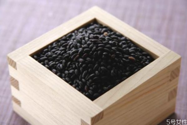 黑米和紫米有什么區(qū)別 黑米和紫米有什么不同 黑米和紫米有什么區(qū)別 黑米和紫米有什么不同