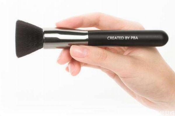 散粉刷怎么使用 正確使用刷子上散粉 散粉刷怎么使用 正確使用刷子上散粉