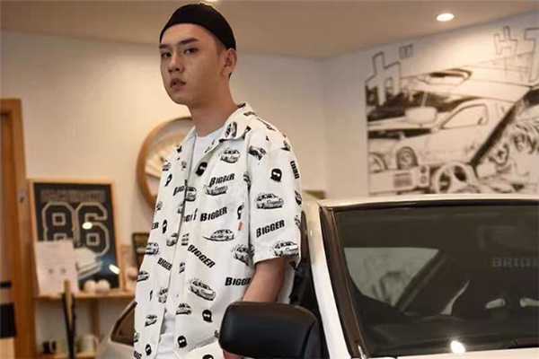 白色印花襯衫配什么帽子好看 白色印花襯衫搭配圖片 白色印花襯衫配什么帽子好看 白色印花襯衫搭配圖片