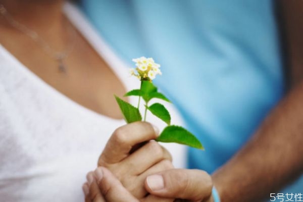 什么動作可以讓男生對你心動 讓男生心動的事情 什么動作可以讓男生對你心動 讓男生心動的事情