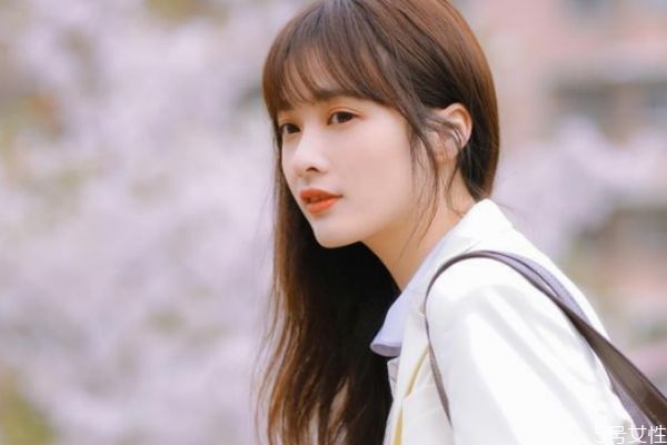 讓男人心動的幾種撒嬌方法 最讓男人心動的肢體接觸