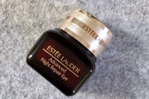 雅詩蘭黛小棕瓶眼霜適合多大年齡？所有年紀(jì)