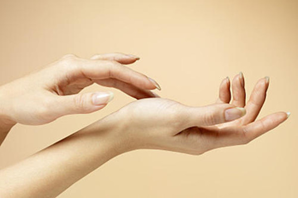 手汗癥怎樣能緩解呢 手汗癥能用中醫(yī)調(diào)理嗎 手汗癥怎樣能緩解呢 手汗癥能用中醫(yī)調(diào)理嗎