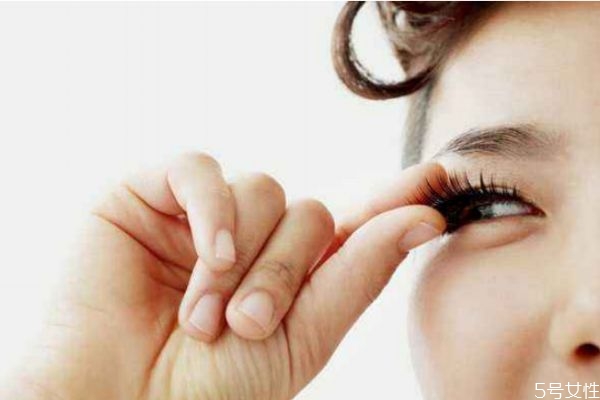 假睫毛是什么 帶假睫毛的注意事項(xiàng) 假睫毛是什么 帶假睫毛的注意事項(xiàng)
