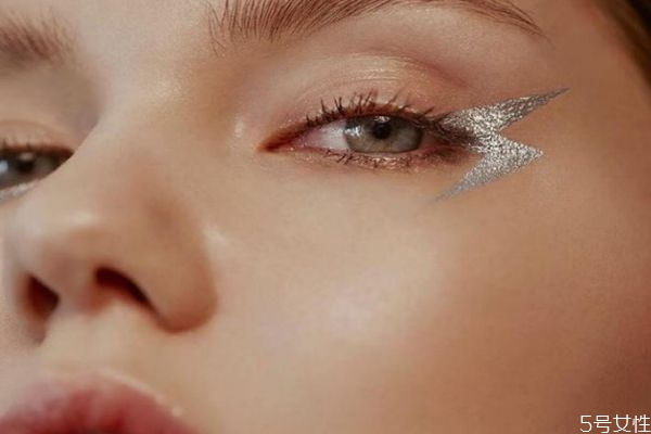 先定妝還是先畫眼影 眼影怎么使用好 先定妝還是先畫眼影 眼影怎么使用好