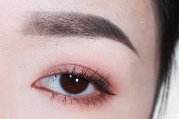先化眼影還是先貼雙眼皮 初學(xué)者該怎么貼雙眼皮 先化眼影還是先貼雙眼皮 初學(xué)者該怎么貼雙眼皮