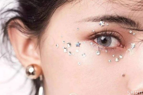 先定妝還是先畫眼影 眼影怎么使用好 先定妝還是先畫眼影 眼影怎么使用好