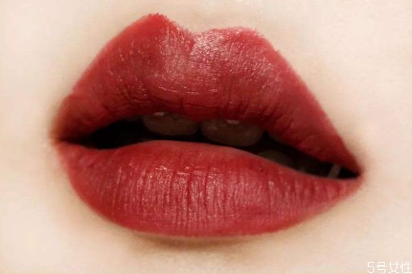 可以用口紅當(dāng)腮紅嗎 口紅當(dāng)腮紅會(huì)長斑嗎