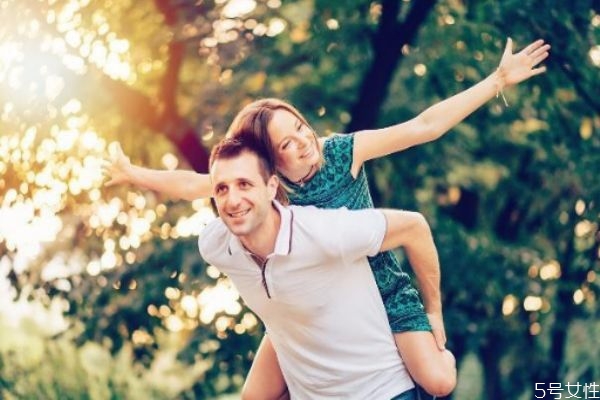 悶騷男會故意引起女生的注意嗎 悶騷男內(nèi)心有多狂熱 悶騷男會故意引起女生的注意嗎 悶騷男內(nèi)心有多狂熱