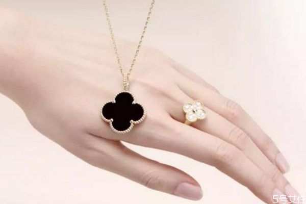 梵克雅寶項(xiàng)鏈哪個顏色最貴 梵克雅寶四葉草熱門款