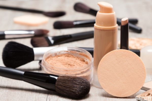 散粉用刷子和粉撲有什么區(qū)別 用刷子和粉撲各自的優(yōu)缺點