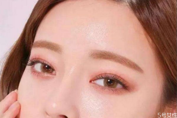 皮膚缺水會出油嗎 皮膚為何會出油 皮膚缺水會出油嗎 皮膚為何會出油