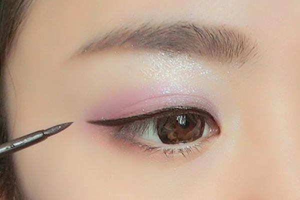 畫(huà)眼線的注意事項(xiàng) 畫(huà)眼線的技巧 畫(huà)眼線的注意事項(xiàng) 畫(huà)眼線的技巧