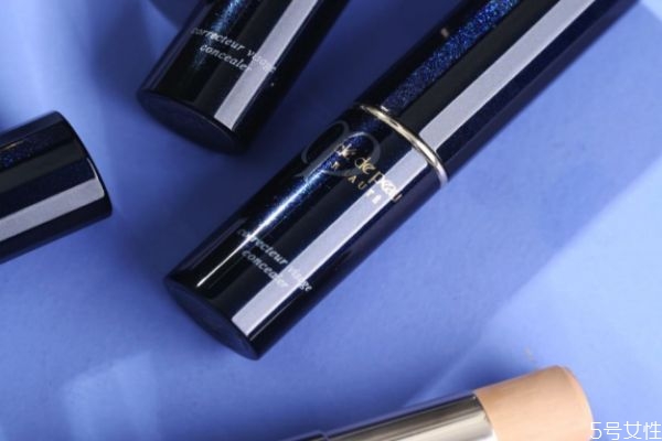 飾底乳在什么時(shí)候用 粉底液前是用隔離還是妝前 飾底乳在什么時(shí)候用 粉底液前是用隔離還是妝前