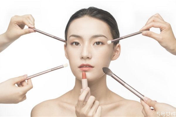 飾底乳在什么時(shí)候用 粉底液前是用隔離還是妝前 飾底乳在什么時(shí)候用 粉底液前是用隔離還是妝前