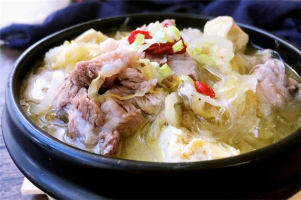 酸菜燉排骨的做法 酸菜燉排骨用什么鍋好 酸菜燉排骨的做法 酸菜燉排骨用什么鍋好