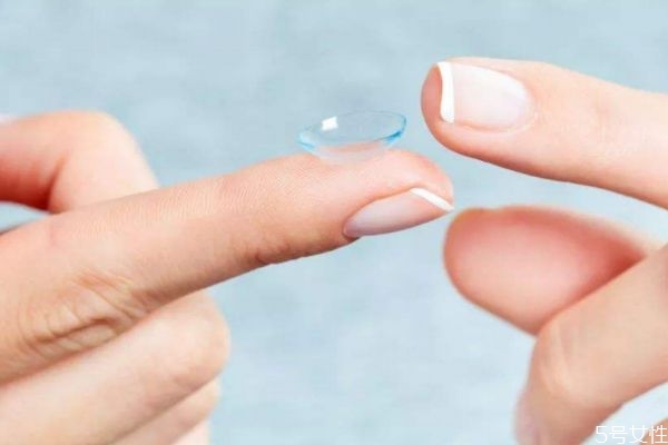 隱形眼鏡護(hù)理液多長時(shí)間換一次 年拋不常戴多久換一次水