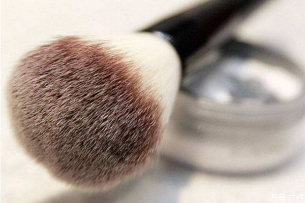 散粉除了用散粉刷還可以用什么 散粉刷用了要經(jīng)常洗嗎 散粉除了用散粉刷還可以用什么 散粉刷用了要經(jīng)常洗嗎