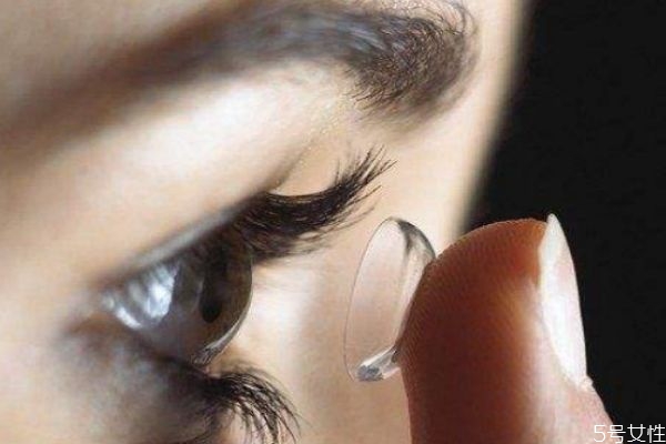 隱形眼鏡護(hù)理液多長時(shí)間換一次 年拋不常戴多久換一次水