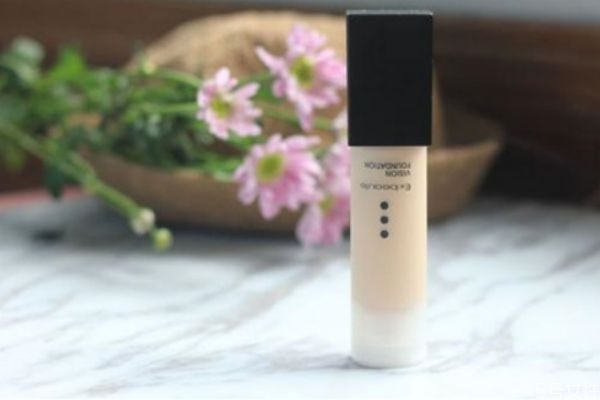 粉底液弄衣服上洗不掉怎么辦 粉底蹭領(lǐng)子上小妙招 粉底液弄衣服上洗不掉怎么辦 粉底蹭領(lǐng)子上小妙招