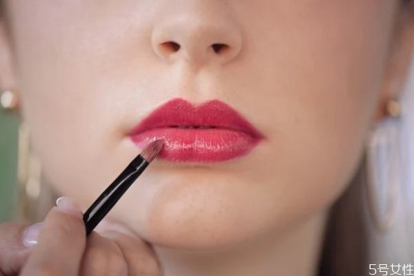 臉偏紅用什么顏色口紅 紅血絲的人擦什么口紅