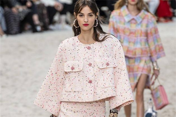 香奈兒衣服不能洗嗎 為什么香奈兒的衣服不能洗 香奈兒衣服不能洗嗎 為什么香奈兒的衣服不能洗