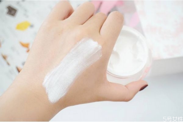 如何預(yù)防素顏霜脫妝 怎樣讓素顏霜持久一天 如何預(yù)防素顏霜脫妝 怎樣讓素顏霜持久一天