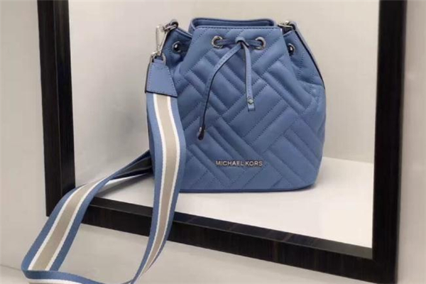 mk水桶包怎么背好看 mk水桶包適合小個子嗎 mk水桶包怎么背好看 mk水桶包適合小個子嗎