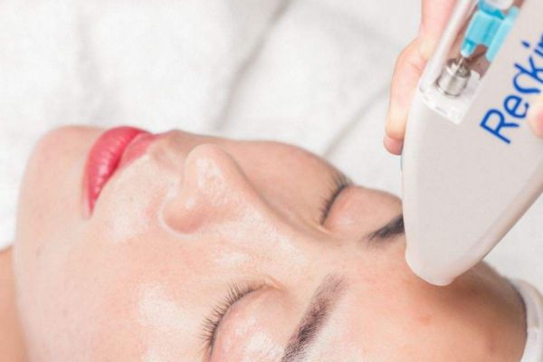 夏天臉上出油的原因 為什么夏天臉上會(huì)出油