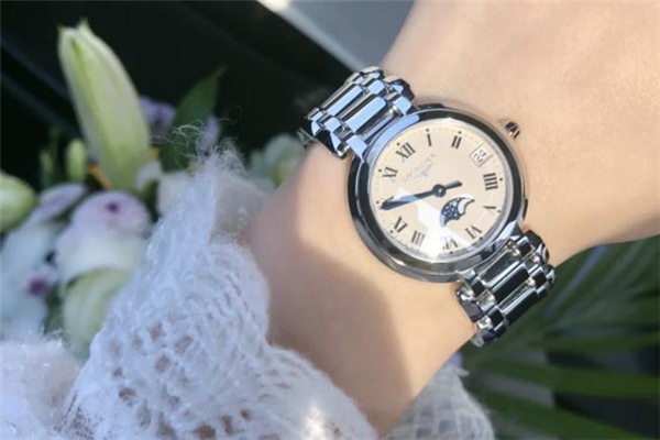 浪琴和萬國哪個(gè)檔次高 浪琴和梅花哪個(gè)檔次高