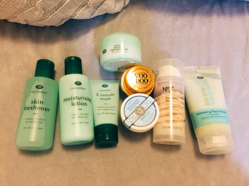 秋季怎樣選護(hù)膚品 秋季用保濕的還是滋潤的護(hù)膚品 秋季怎樣選護(hù)膚品 秋季用保濕的還是滋潤的護(hù)膚品