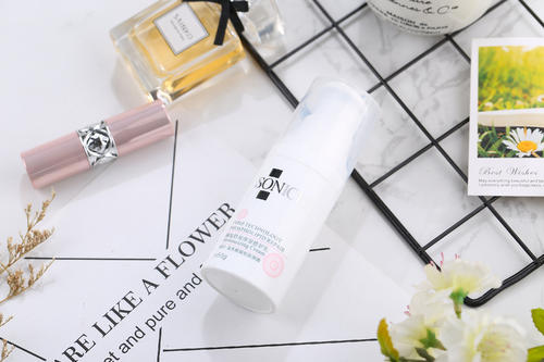 秋季怎樣選護(hù)膚品 秋季用保濕的還是滋潤的護(hù)膚品 秋季怎樣選護(hù)膚品 秋季用保濕的還是滋潤的護(hù)膚品