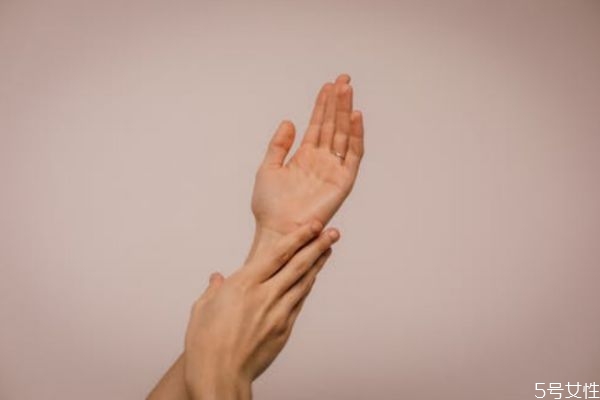 和老公感情越來越淡 男人感情變淡的5個(gè)表現(xiàn) 和老公感情越來越淡 男人感情變淡的5個(gè)表現(xiàn)