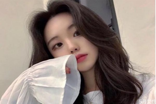 云朵燙的步驟 網(wǎng)紅最?lèi)?ài)的燙發(fā)發(fā)型