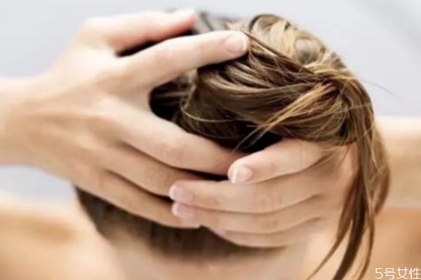 沒有護(hù)發(fā)素了用什么讓頭發(fā)柔順 經(jīng)常用護(hù)發(fā)素好嗎 沒有護(hù)發(fā)素了用什么讓頭發(fā)柔順 經(jīng)常用護(hù)發(fā)素好嗎