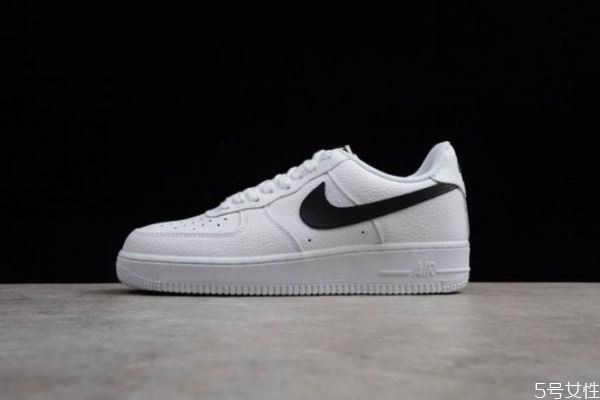 白鞋邊上黑印怎么去掉 白鞋上面的黑漬怎么辦 白鞋邊上黑印怎么去掉 白鞋上面的黑漬怎么辦