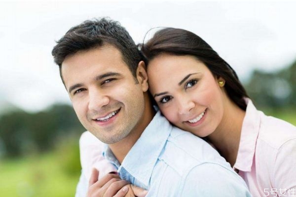 男人會假裝愛一個(gè)女人嗎 渣男不愛你假裝愛你的表現(xiàn)