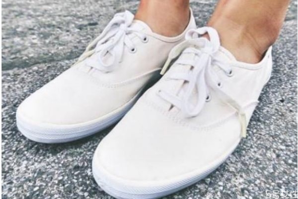 白鞋邊上黑印怎么去掉 白鞋上面的黑漬怎么辦 白鞋邊上黑印怎么去掉 白鞋上面的黑漬怎么辦