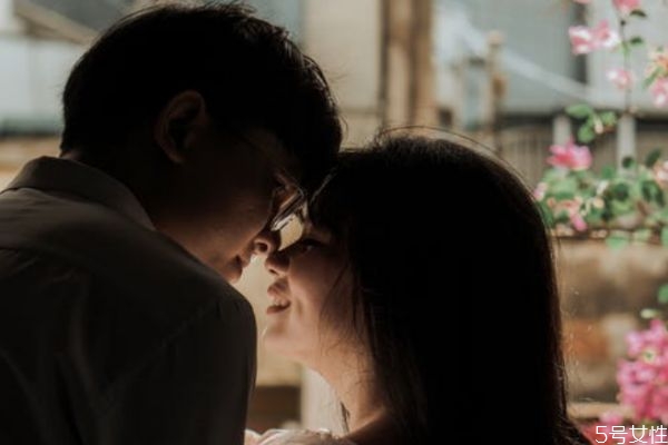 假裝愛(ài)你的男人有四點(diǎn) 愛(ài)不愛(ài)你這些細(xì)節(jié)暴露了一切