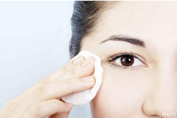 干性皮膚適合哪種卸妝 卸妝到底買(mǎi)水好還是油好