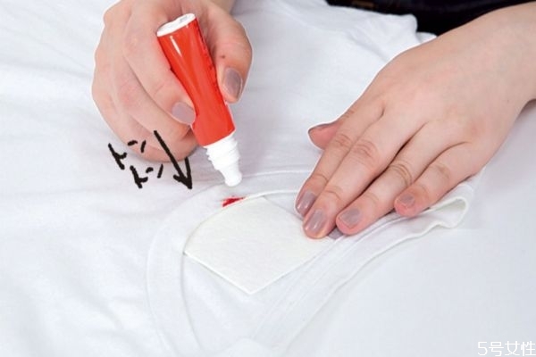 衣服沾上了化妝品怎么辦 化妝品沾衣服上怎么洗干凈 衣服沾上了化妝品怎么辦 化妝品沾衣服上怎么洗干凈