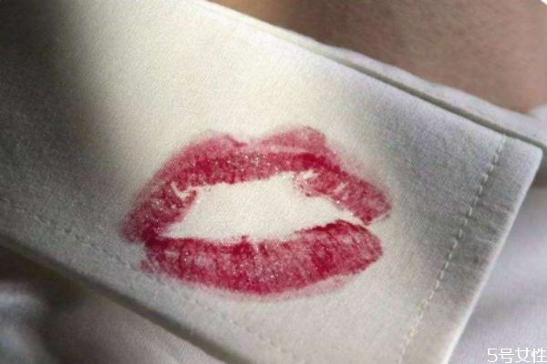 衣服沾上了化妝品怎么辦 化妝品沾衣服上怎么洗干凈 衣服沾上了化妝品怎么辦 化妝品沾衣服上怎么洗干凈