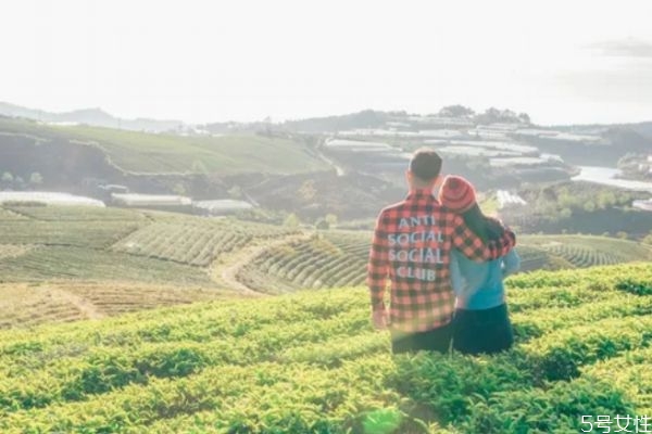 如何放棄一個(gè)深愛的人 放棄深愛的人最好的方法