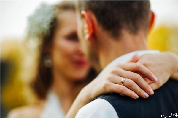 夫妻長期冷戰(zhàn)怎么解決 夫妻長期冷戰(zhàn)會(huì)怎么樣