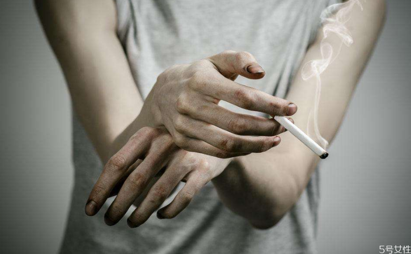 為什么抽煙會讓牙齒變黃 抽煙牙黃怎么變白 為什么抽煙會讓牙齒變黃 抽煙牙黃怎么變白