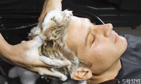 理發(fā)店洗發(fā)水為什么超市買(mǎi)不到 理發(fā)店洗發(fā)水經(jīng)常用好嗎