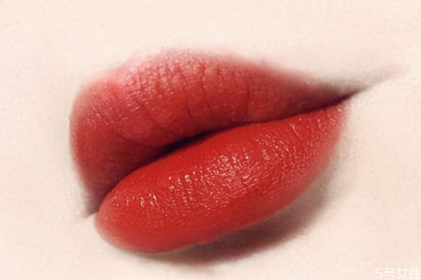 唇釉可以用口紅雨衣嗎 唇釉很難卸如何處理 唇釉可以用口紅雨衣嗎 唇釉很難卸如何處理