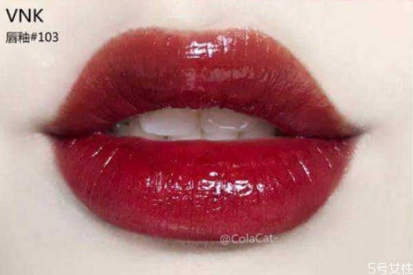 唇釉可以用口紅雨衣嗎 唇釉很難卸如何處理 唇釉可以用口紅雨衣嗎 唇釉很難卸如何處理