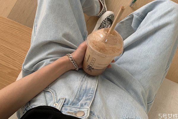 女生牛仔褲襠部的拉鏈?zhǔn)歉墒裁从玫?牛仔褲配外套好看 女生牛仔褲襠部的拉鏈?zhǔn)歉墒裁从玫?牛仔褲配外套好看