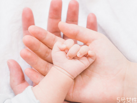 寶寶睡覺(jué)突然抖一下的原因 新生兒睡眠不足有什么影響